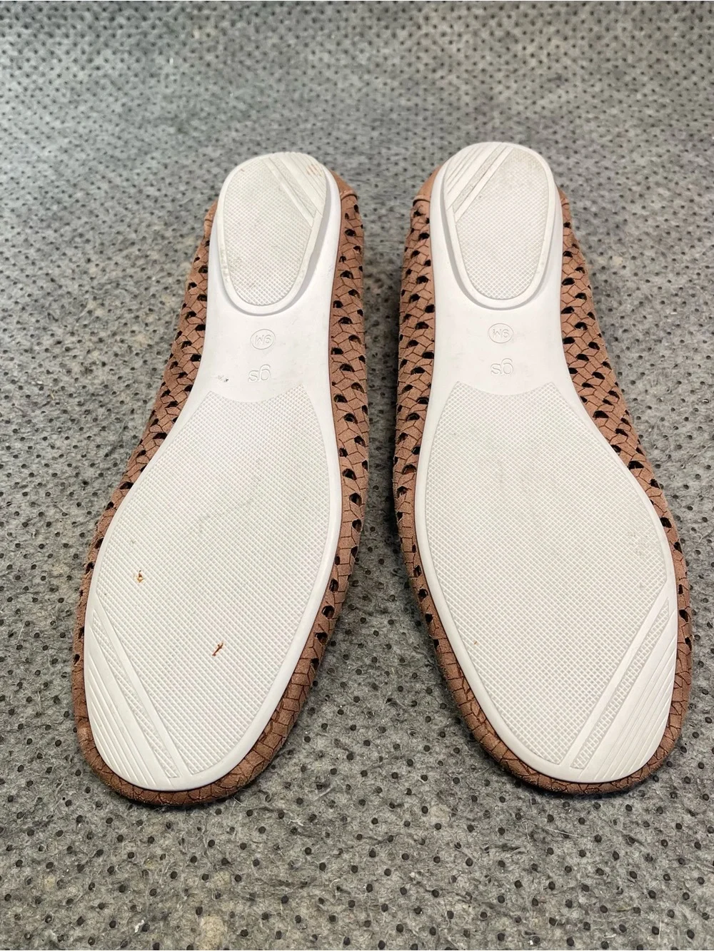 Gentle Souls by Kenneth Cole Beige Flats Size 9 Women’s